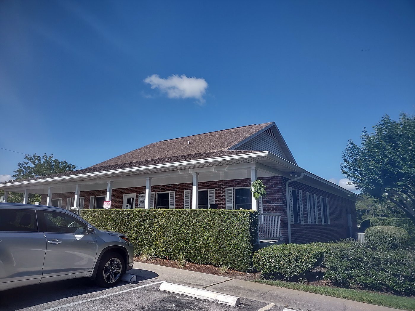 Single-storey brick dental office with covered walkway, Florida